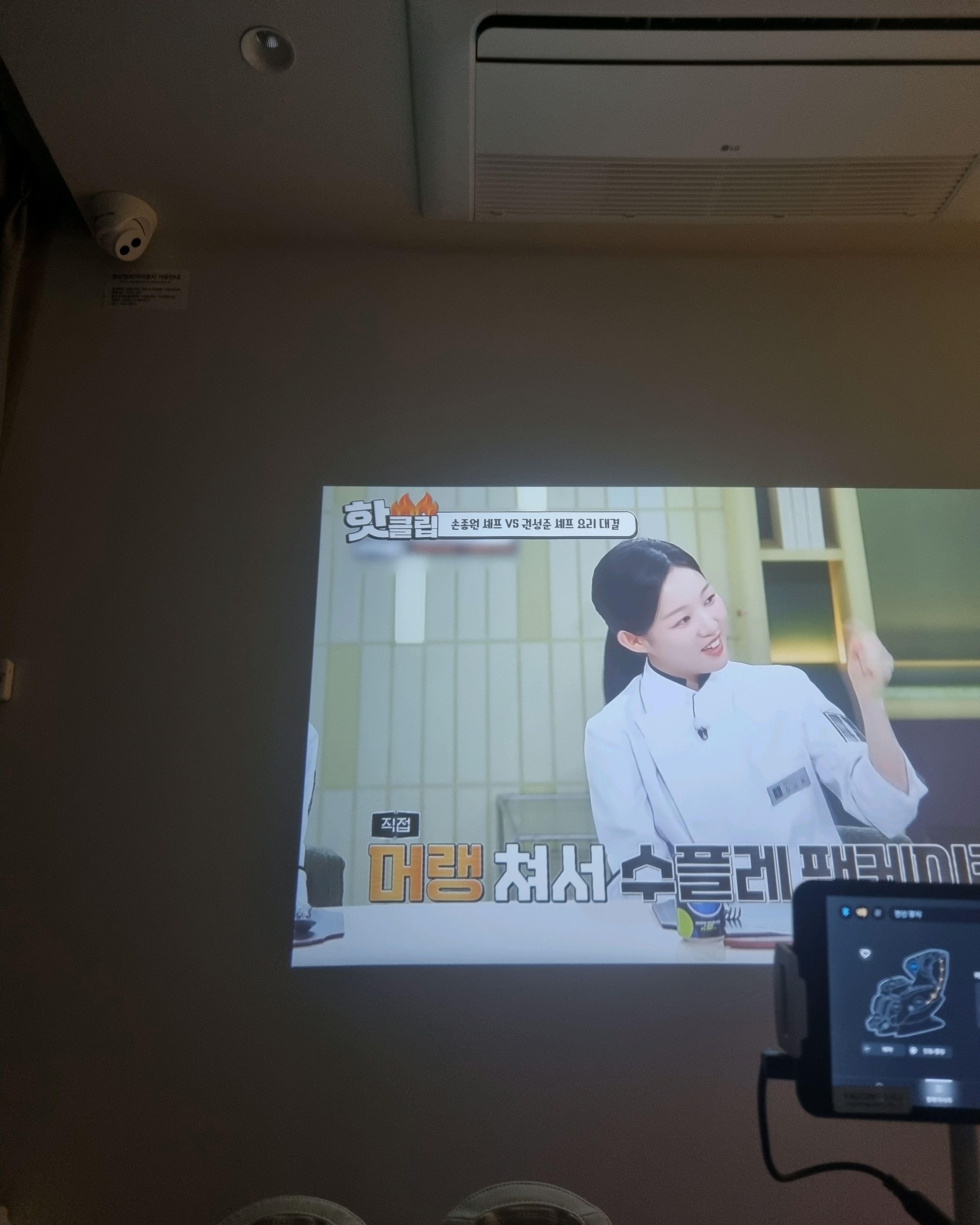 홍대에서 뭐 하지 찾다가 24시 안마의자 카페를 찾아서 들어와 봤어요!입장도 예약하고 입장 가능해서 프라이빗